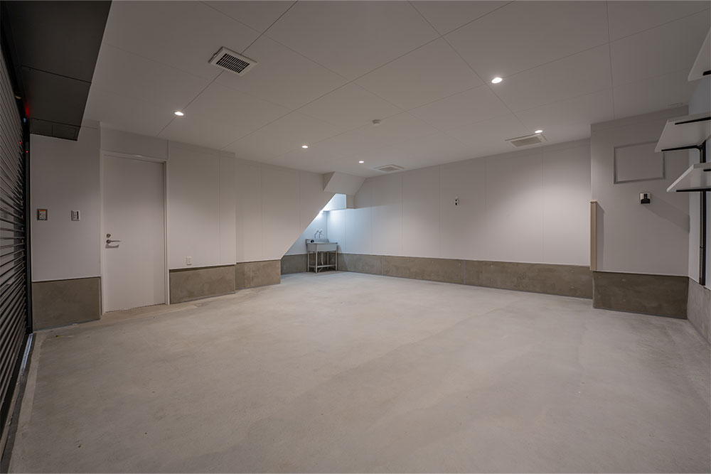 102号室のガレージ内観