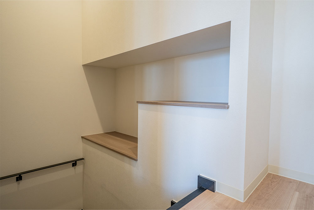 102号室の階段収納