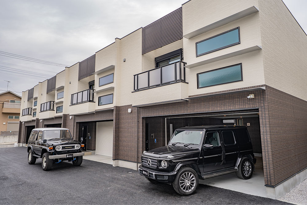 神奈川県厚木市温水西1丁目の賃貸ガレージハウス「Moto Garage」とGクラス&ランクル70