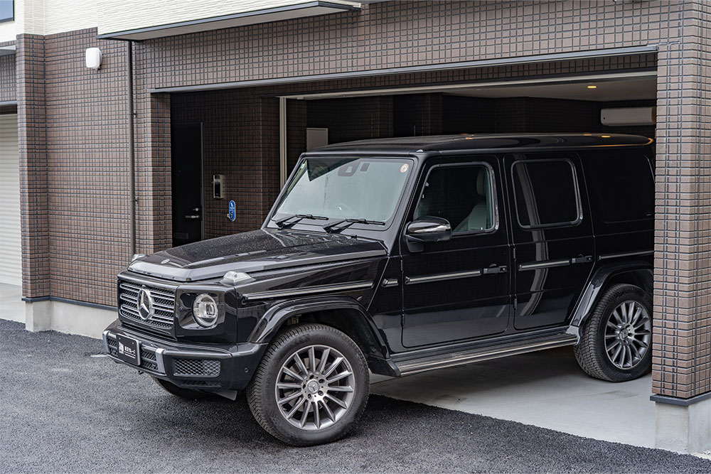 ガレージを出発するGクラス