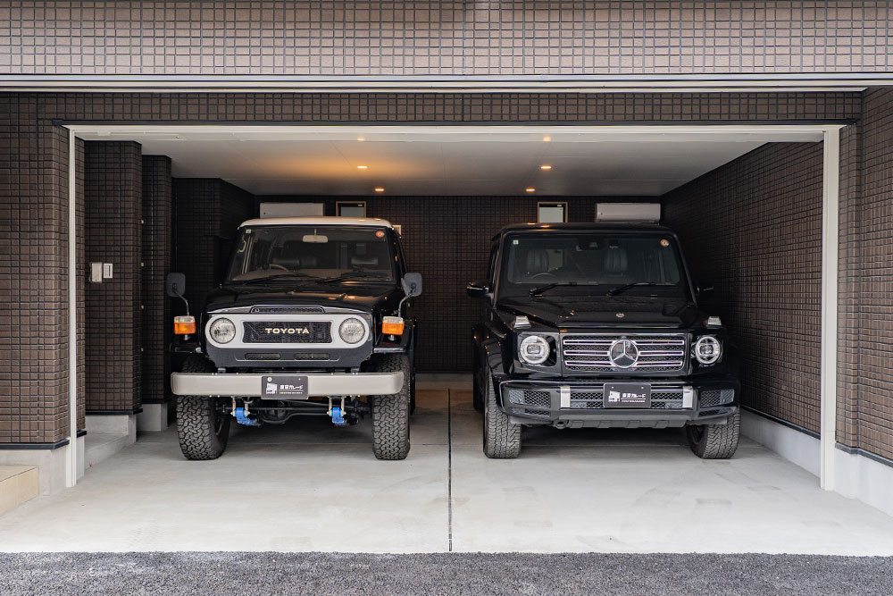 ガレージに駐車したGクラス&ランクル70