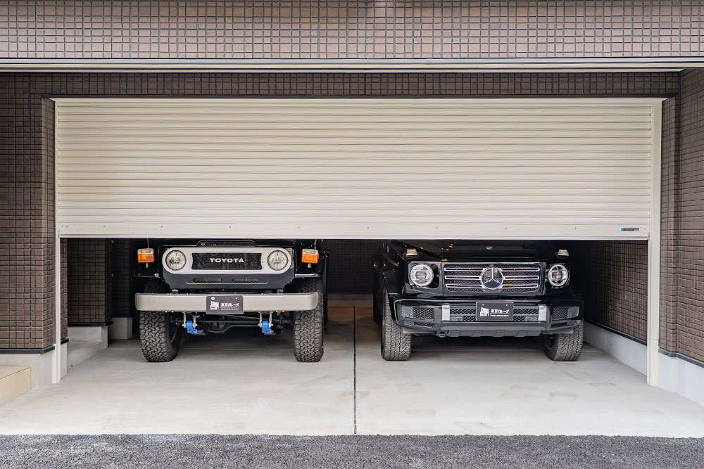 ガレージに駐車したGクラス&ランクル70