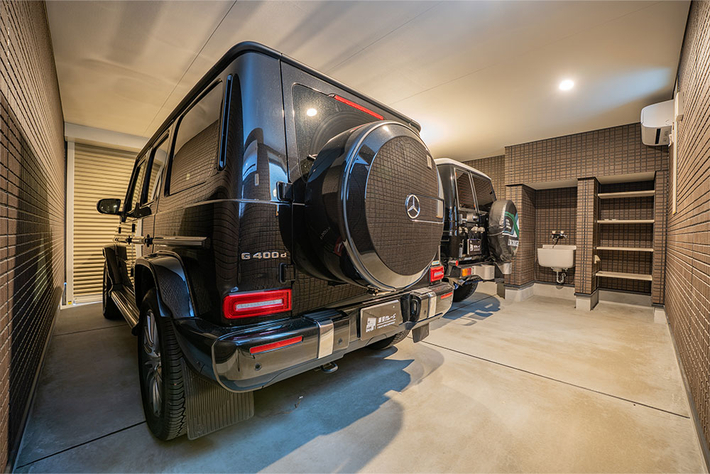 ガレージに駐車したGクラス&ランクル70