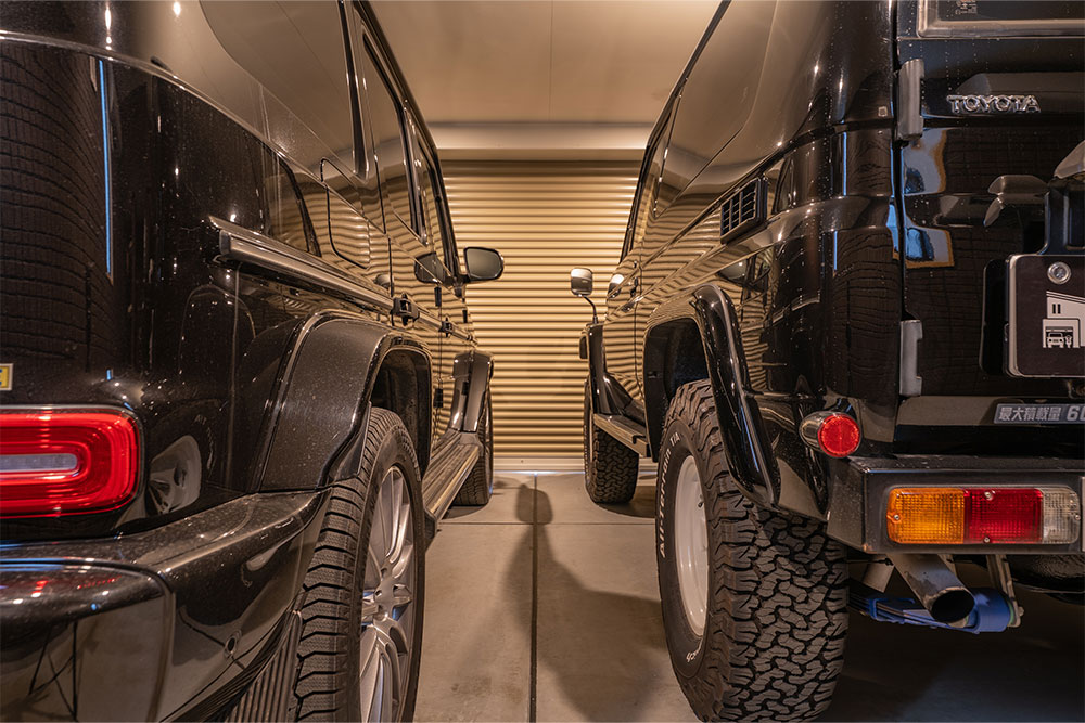 ガレージに駐車したGクラス&ランクル70