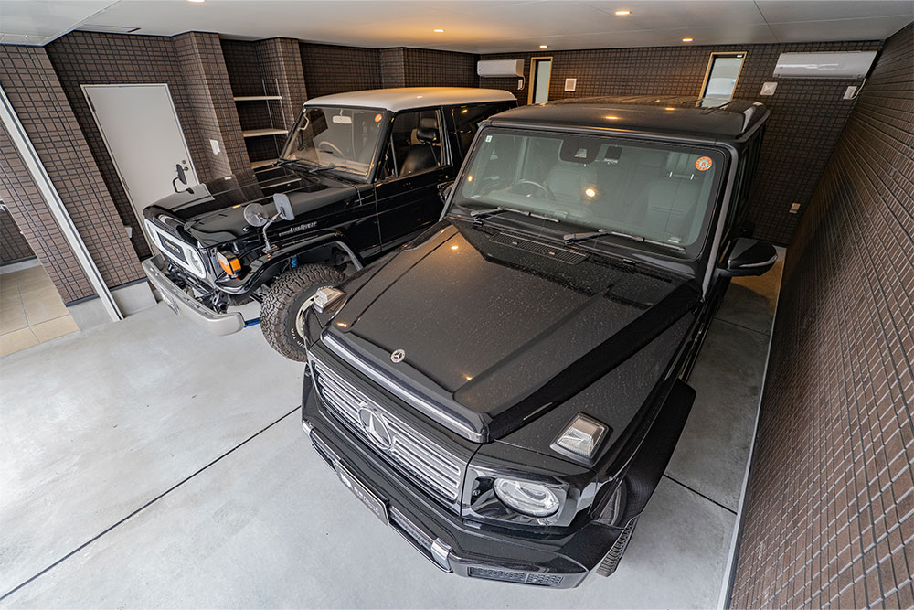 ガレージに駐車したGクラス&ランクル70