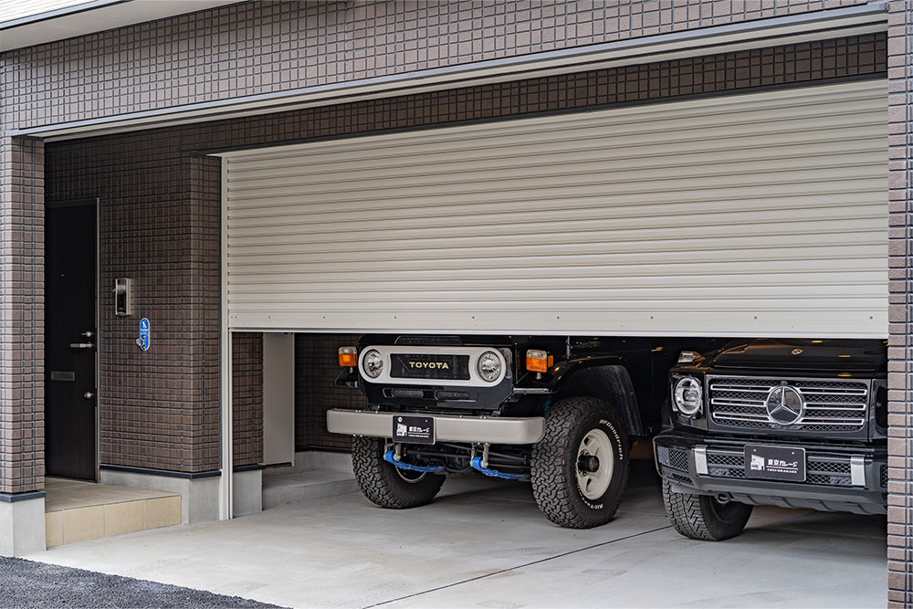 ガレージシャッターと玄関