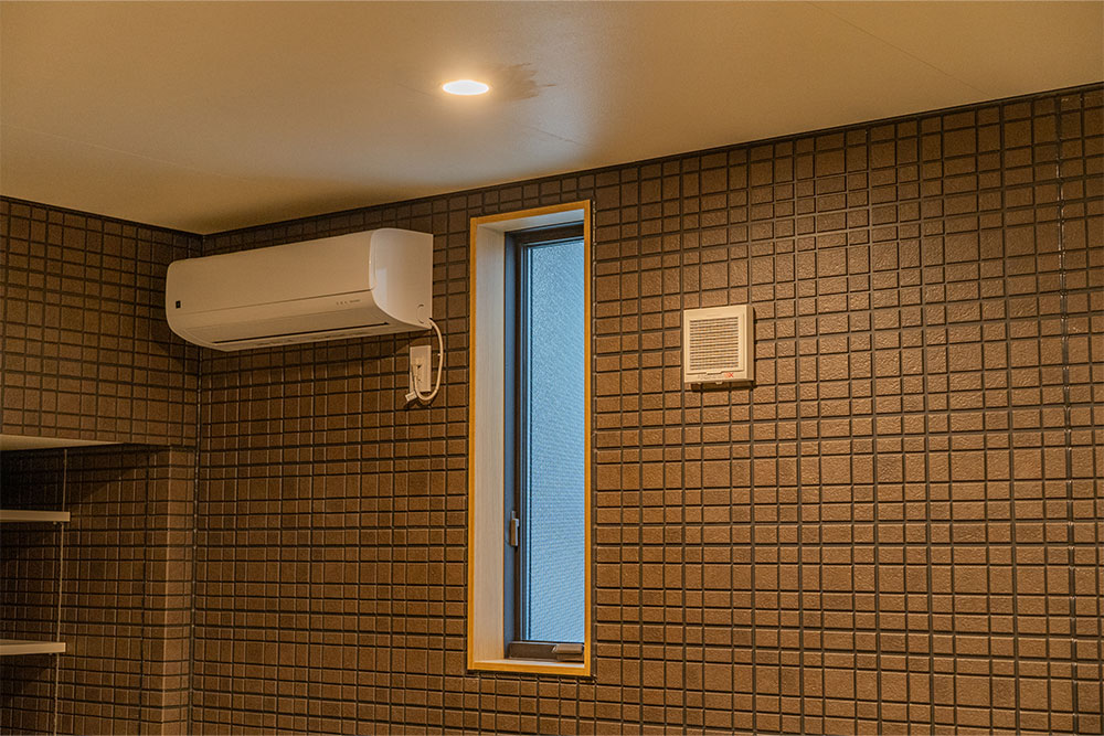 換気扇と明り取り窓