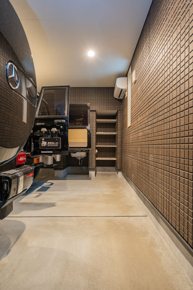 ガレージに駐車したGクラス&ランクル70