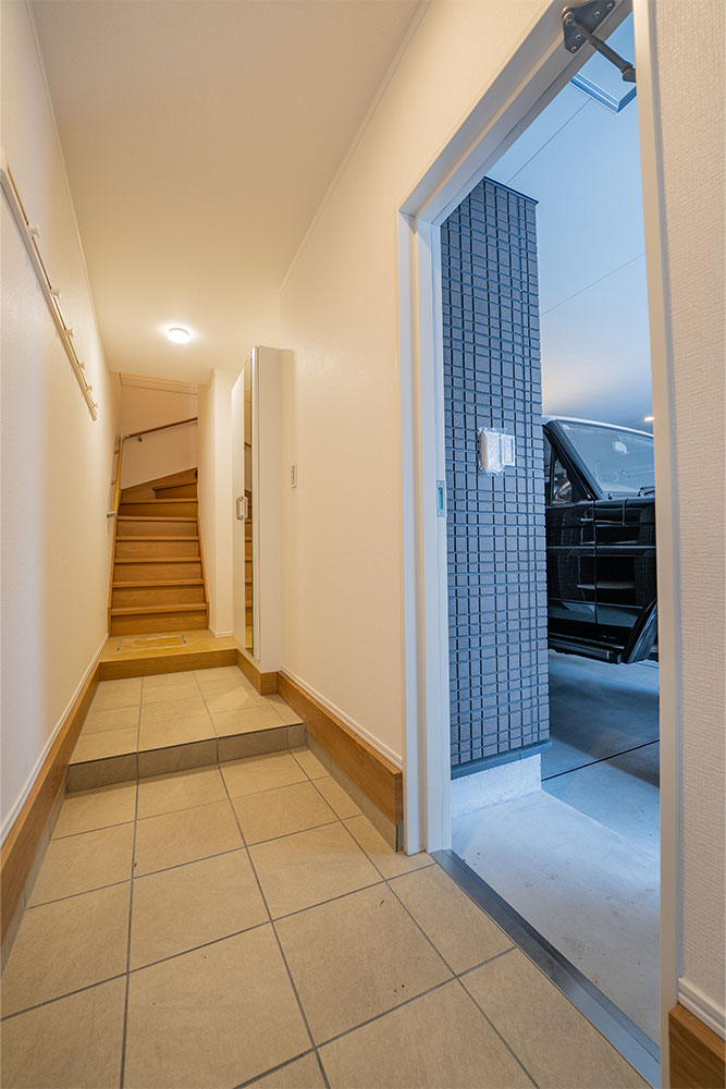 玄関から見たガレージ