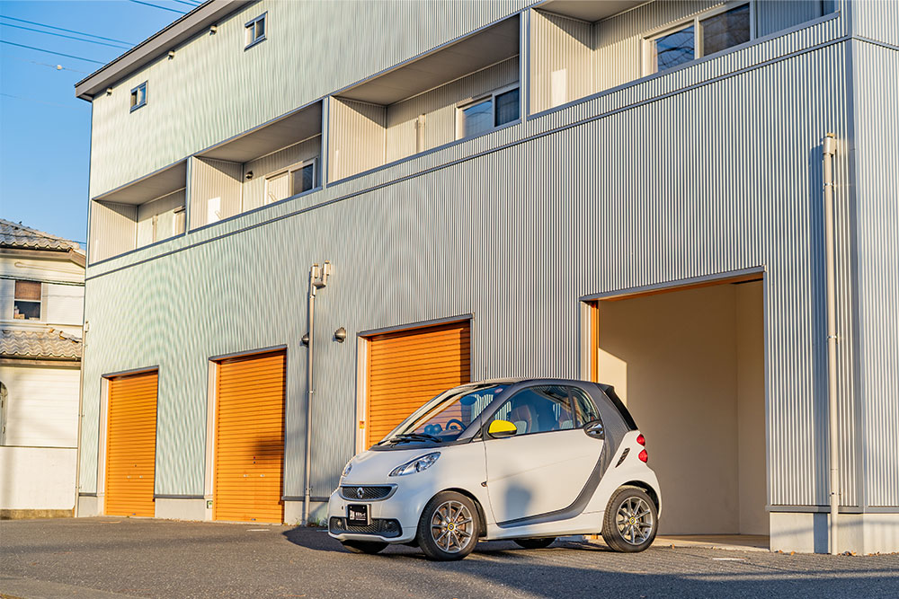 ガレージを出発するSmart