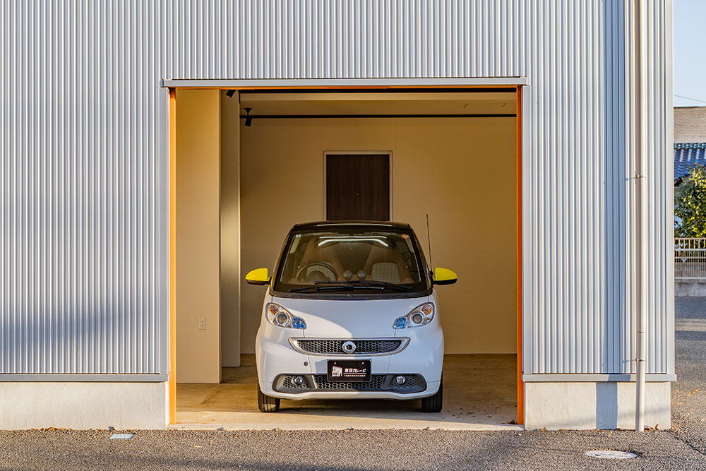 ガレージに駐車したSmart