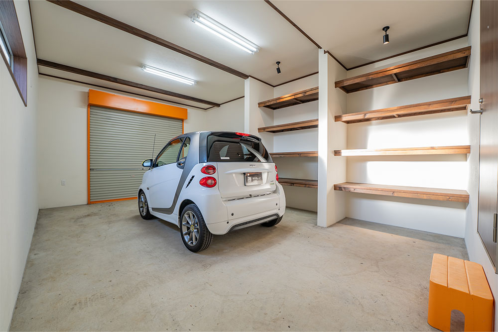 ガレージに駐車したSmart