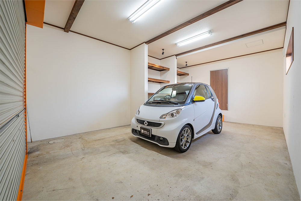 ガレージに駐車したSmart
