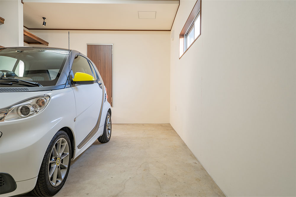 ガレージに駐車したSmart