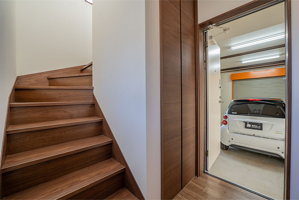 玄関から見たガレージ