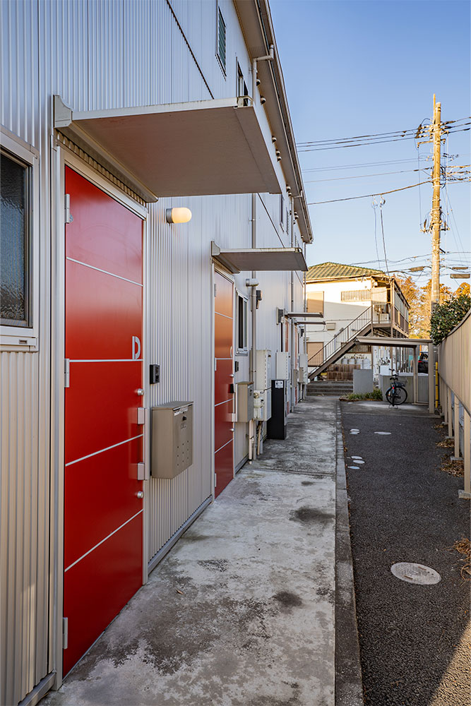 建物裏手に並んだ玄関