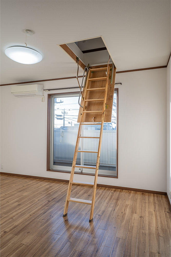 小屋裏収納の天井収納ハシゴ