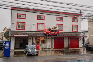 真っ赤なMINIがアイコン、ロフト＆屋外P完備｜学園前駅 徒歩11分