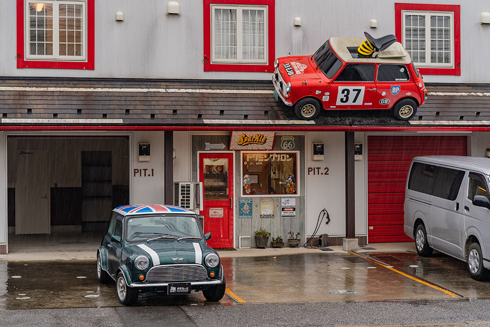 ガレージを出発するローバー_MINI