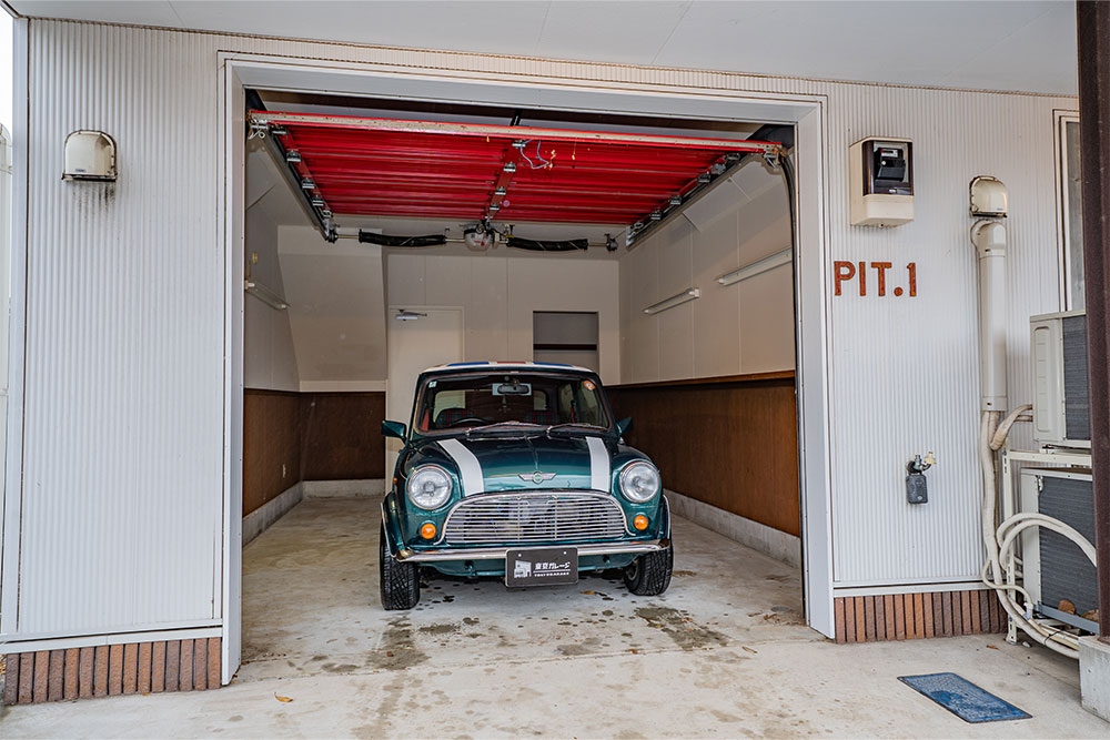 ガレージに駐車したローバー_MINI