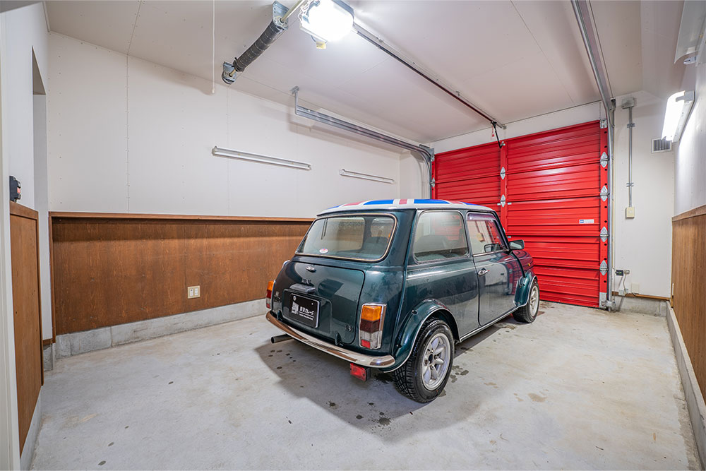 ガレージに駐車したローバー_MINI