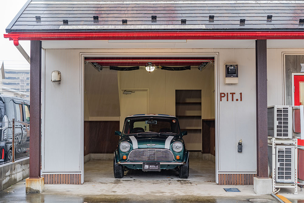 ガレージに駐車したローバー_MINI