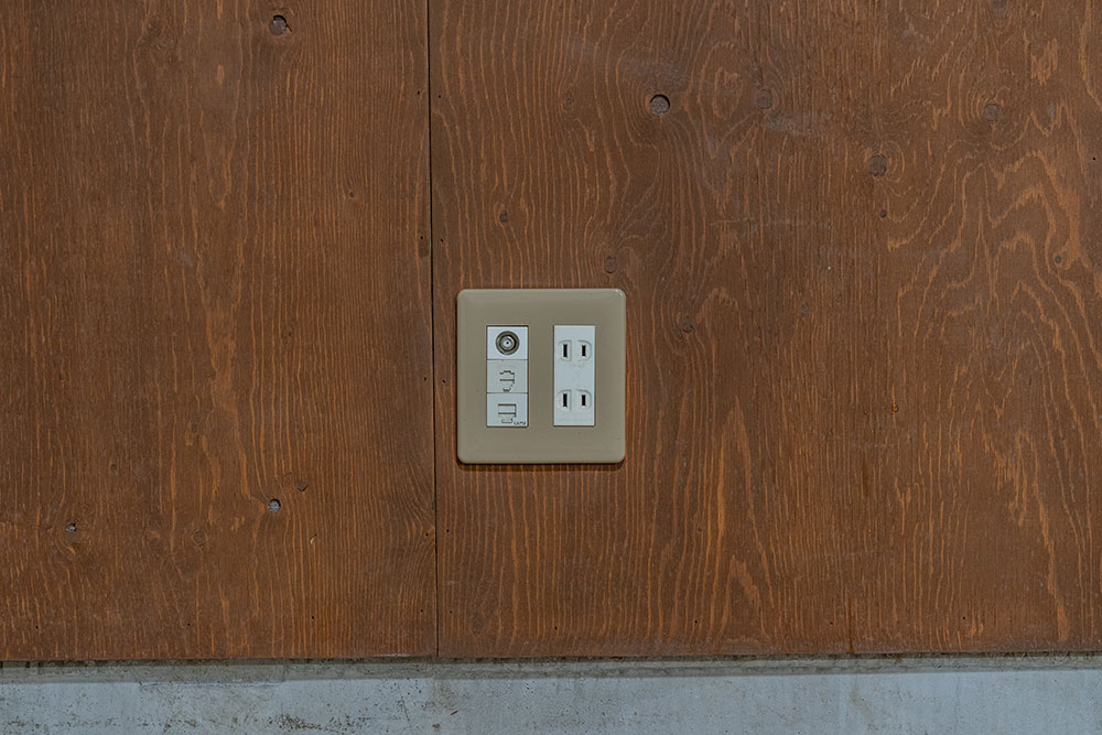 100VコンセントとTVアンテナ・LANポート