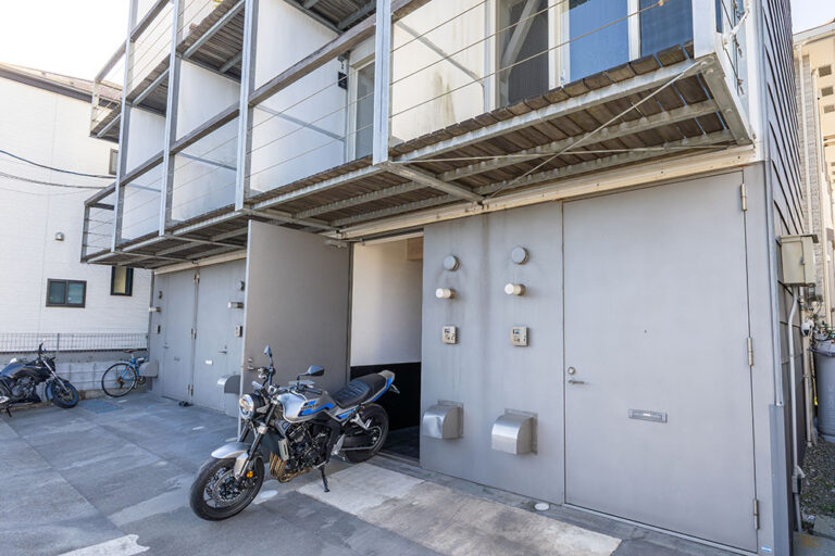 眼下に広がる運河、生活空間に溶け込むバイクガレージ｜船橋市