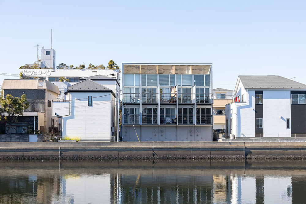 運河側から見た建物外観