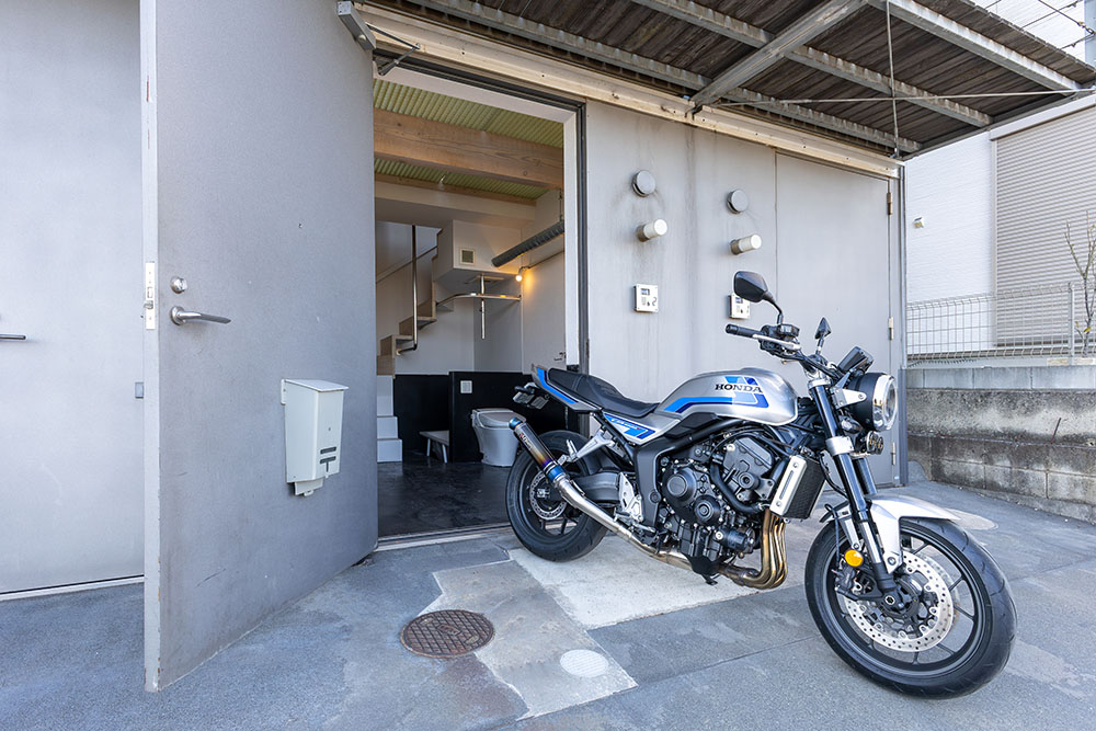 ガレージを出発するhonda_CB1000F