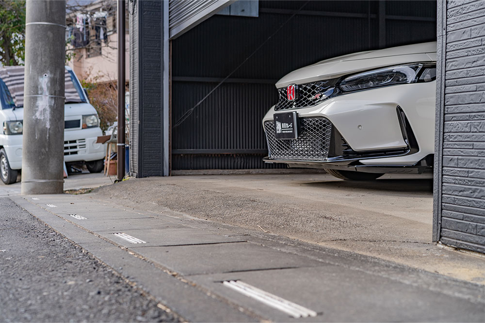 正面左側の入口