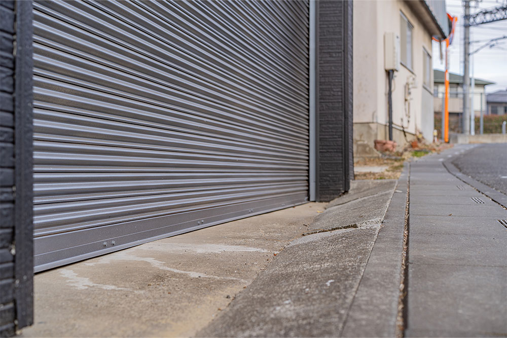 正面右側の入口