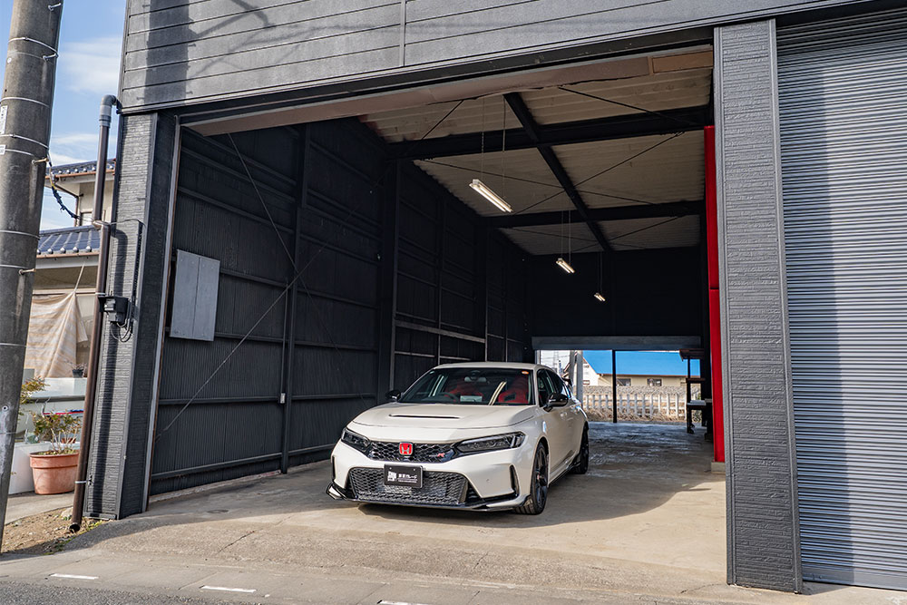 ガレージに駐車したシビックタイプR