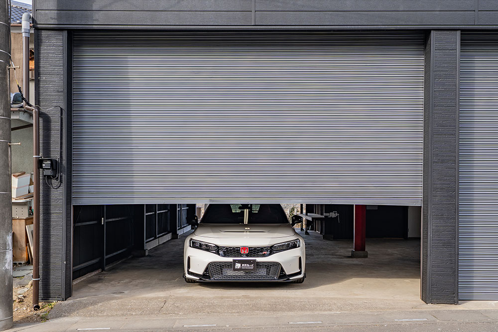 ガレージに駐車したシビックタイプR