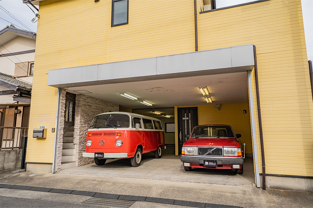 ガレージに駐車したVolkswagen_TYPE2＆VOLVO_240エステート