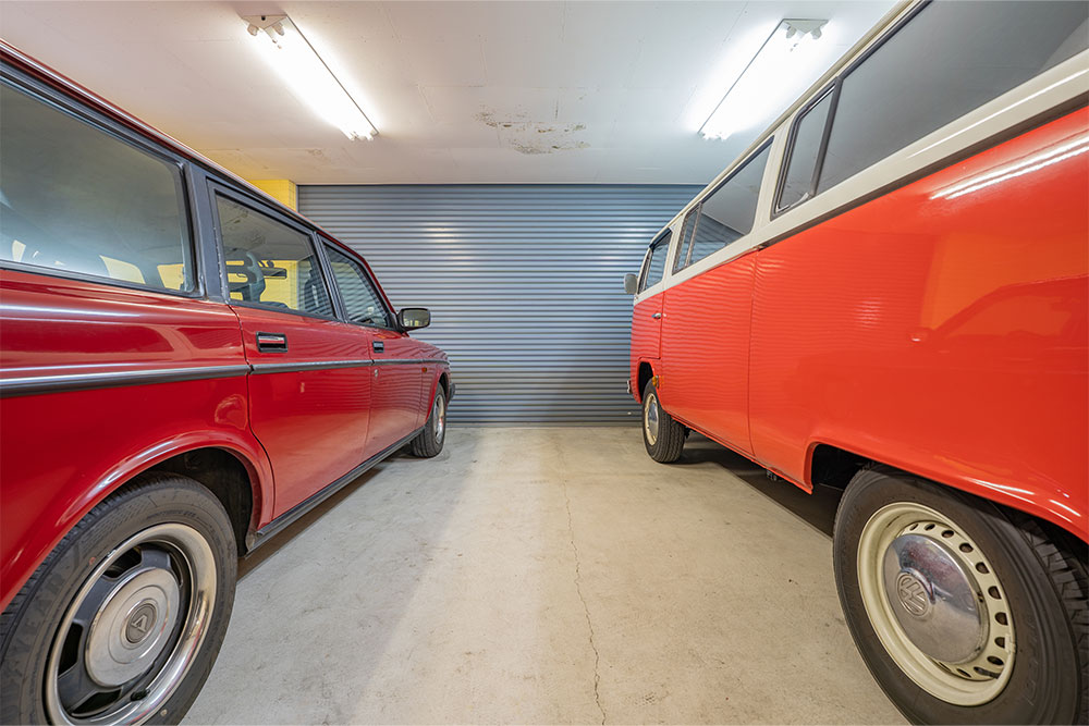 ガレージに駐車したVolkswagen_TYPE2＆VOLVO_240エステート