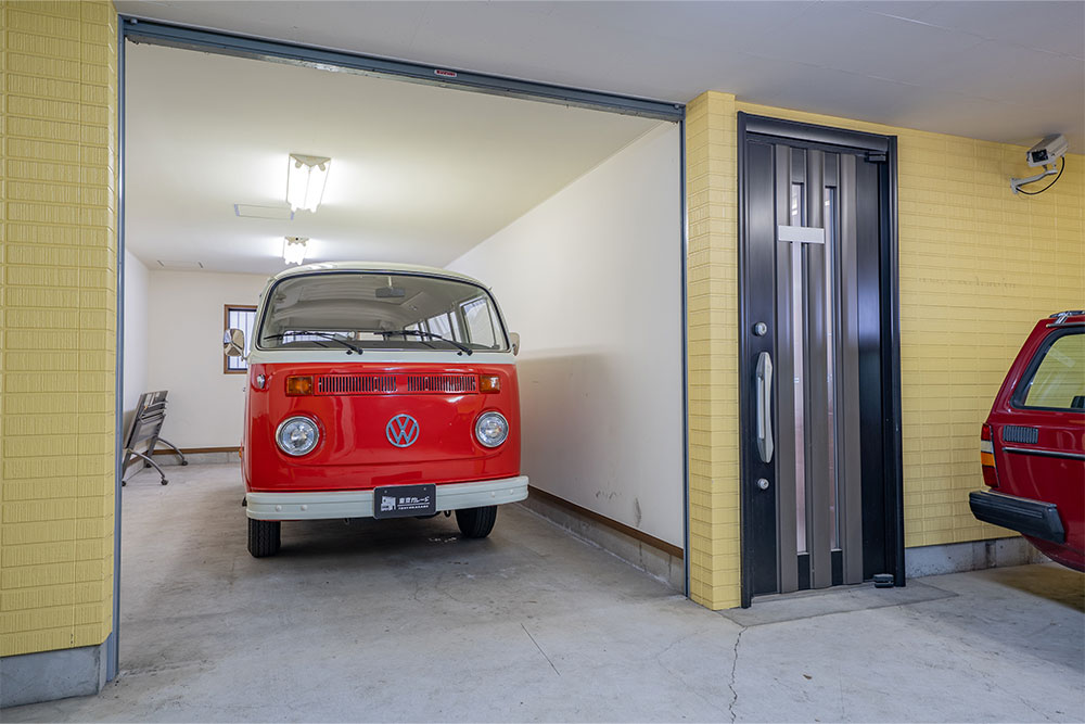 ガレージに駐車したVolkswagen_TYPE2