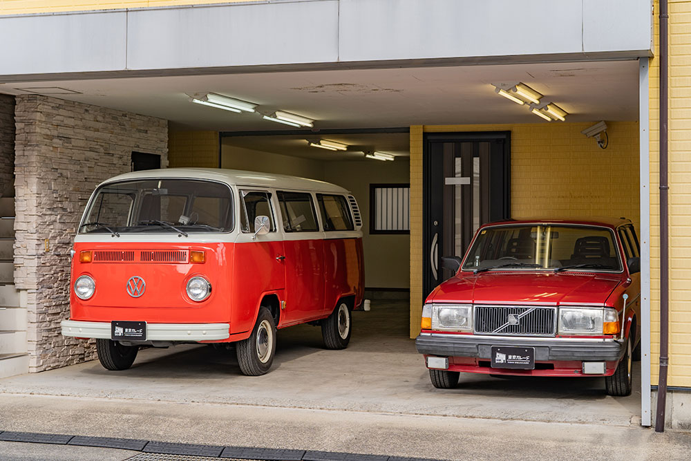 ガレージに駐車したVolkswagen_TYPE2＆VOLVO_240エステート