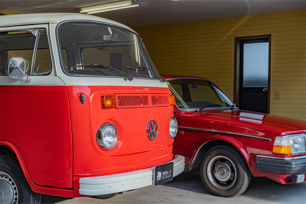 ガレージに駐車したVolkswagen_TYPE2＆VOLVO_240エステート