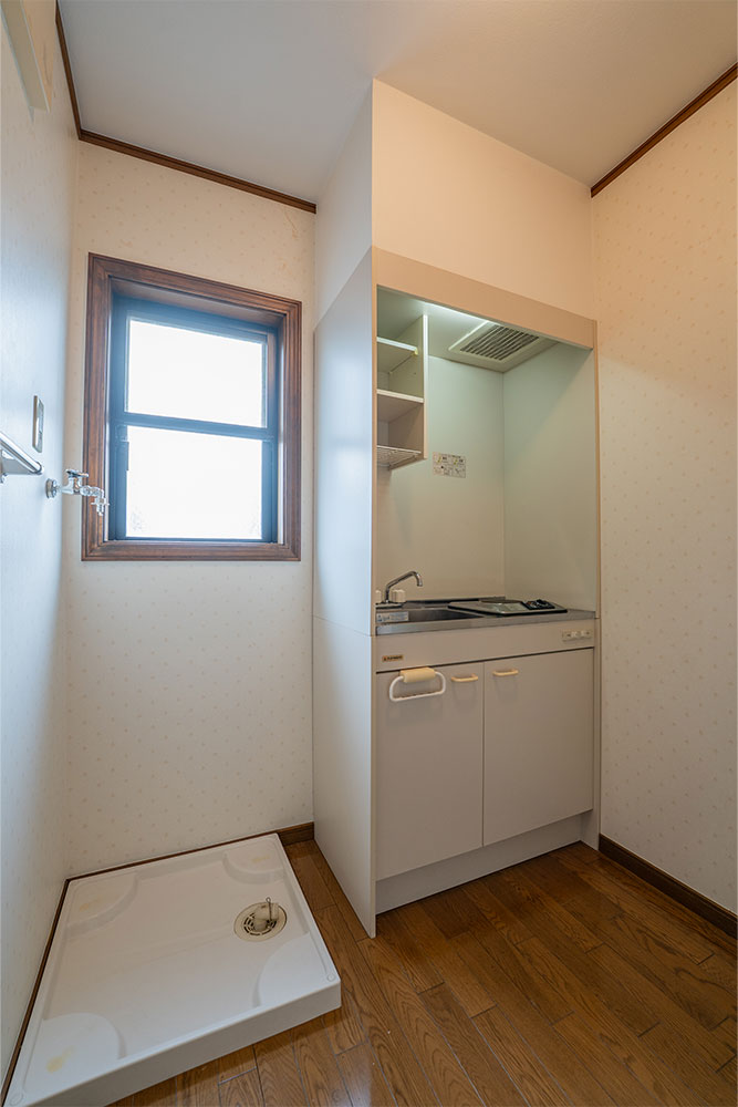 洗濯機置場と給湯キッチン