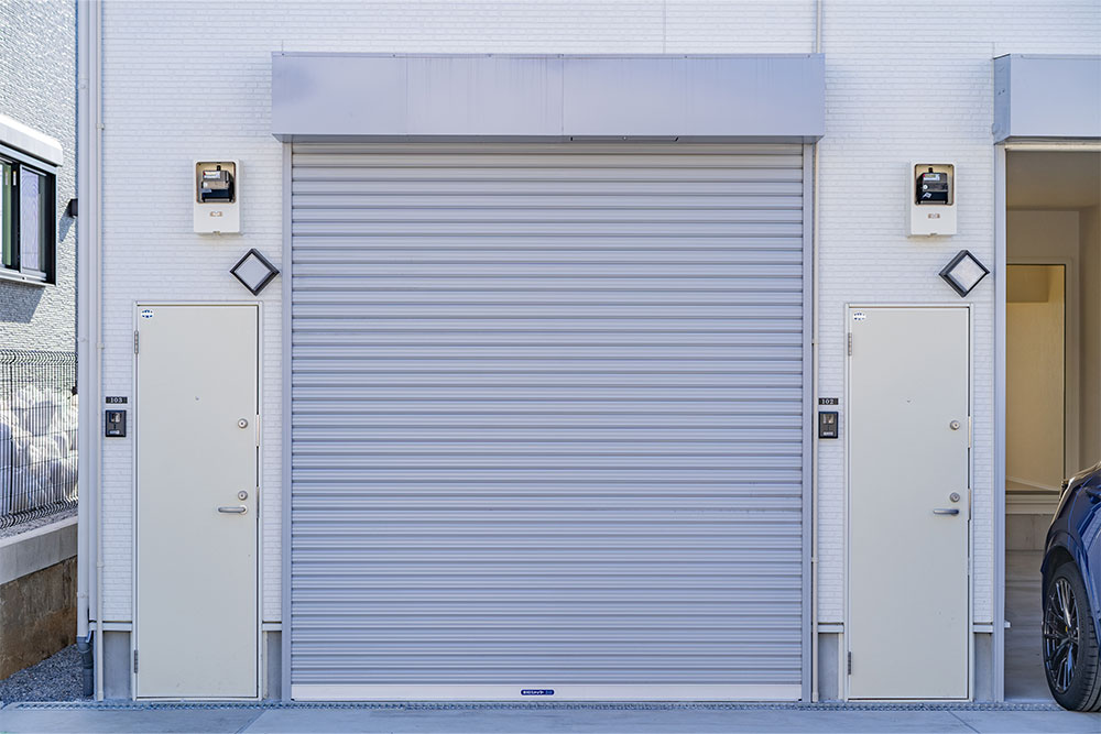 電動式のシャッター開口は横幅2.30m