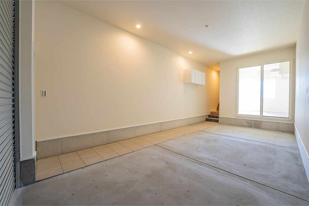 ガレージ後方には吐き出し窓で仕切られた納戸