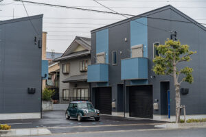 ワイド動線＆フラット処理でスーパースポーツも安心入庫｜川口市