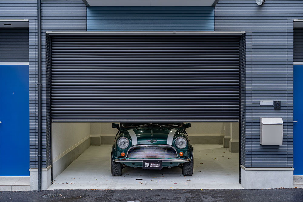 ガレージに駐車したローバー_MINI