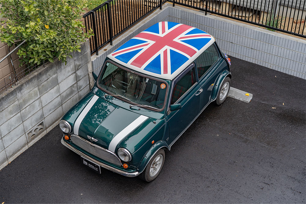 屋外駐車場に駐車したローバー_MINI