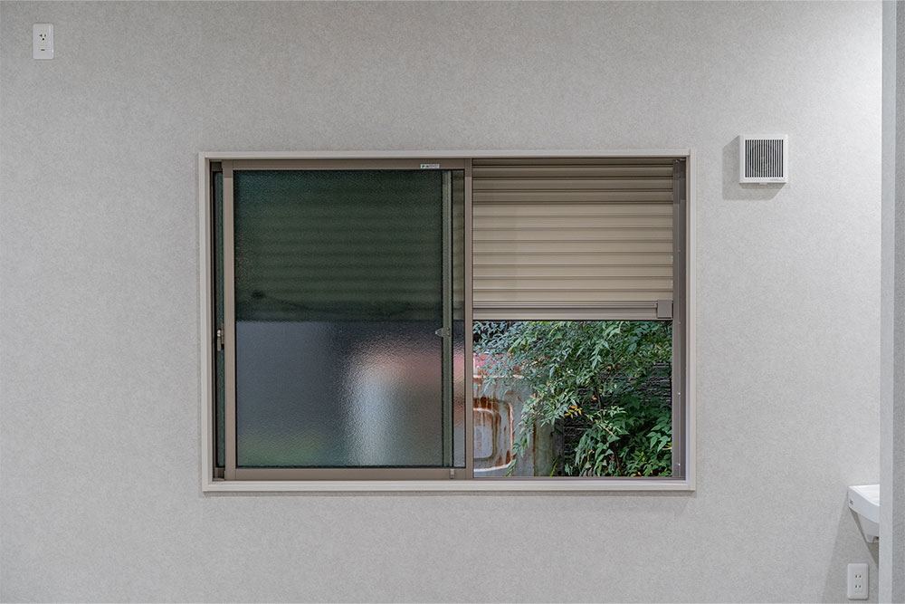 ガレージ背面の窓
