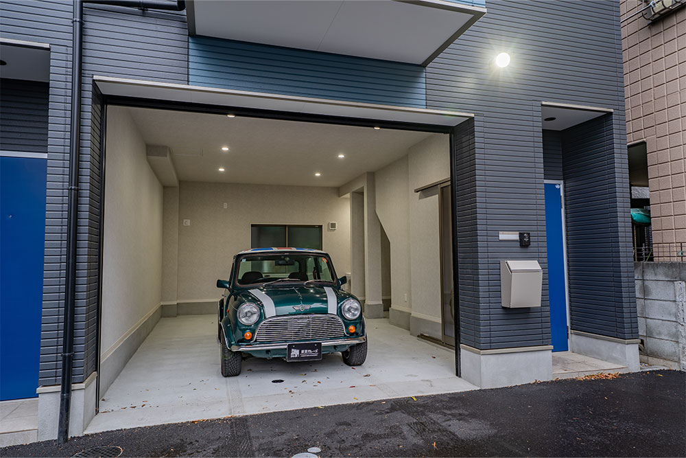 ガレージに駐車したローバー_MINI