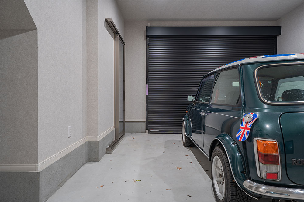 ガレージに駐車したローバー_MINI