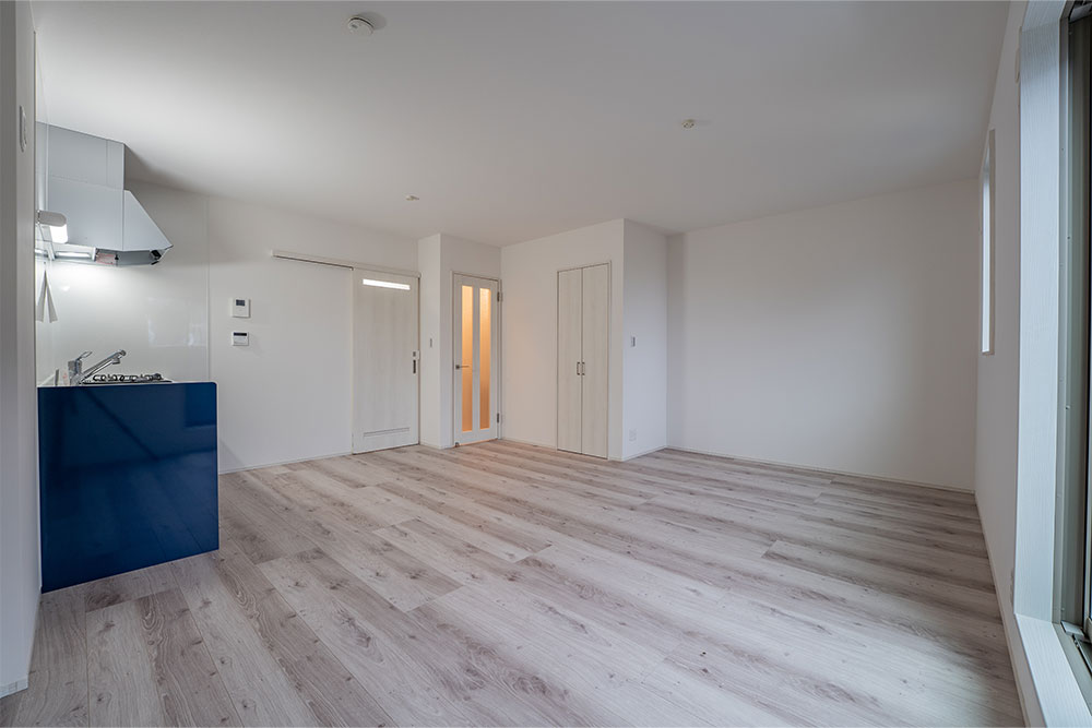 インテリアの自由度が高いシンプルな居室