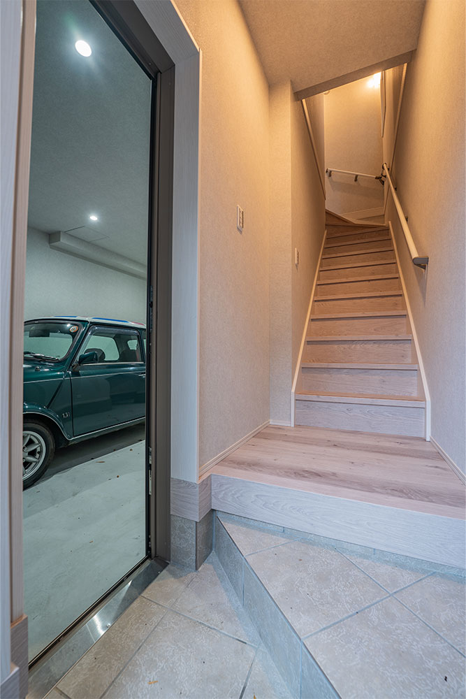 玄関から見たガレージ